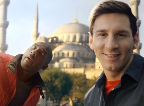 Messi, Bryan thi nhau chup hinh 'tu suong' hinh anh