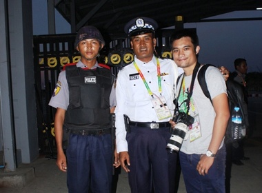 Canh sat tre Myanmar va giac mo hoa binh hinh anh