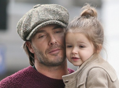 Harper nung niu bo Becks tren duong pho London hinh anh