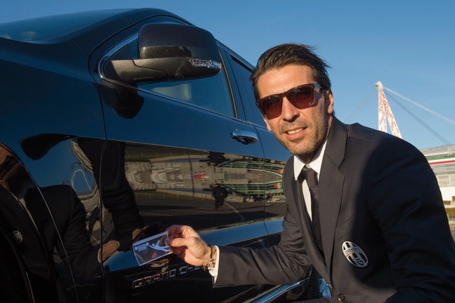 Sao Juventus rinh ve 27 xe Jeep dap hop hinh anh