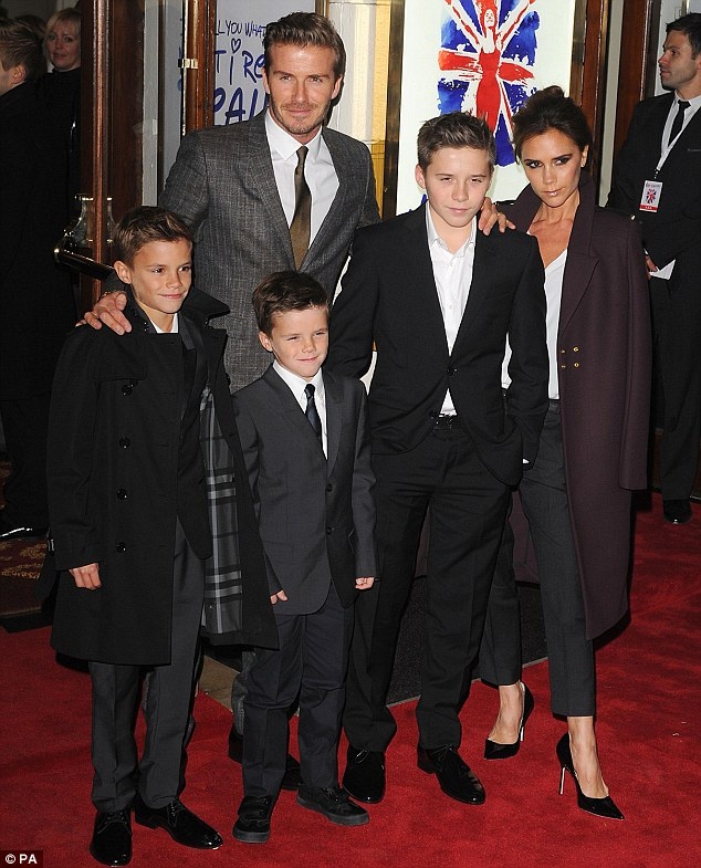 Con trai Beckham doi xam minh giong bo hinh anh