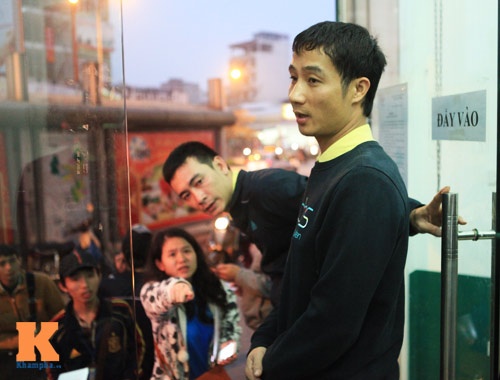 Quoc Vuong ban ve xe Tet o Ha Noi hinh anh