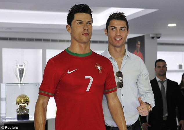 Ronaldo banh bao trong le khanh thanh bao tang CR7 hinh anh