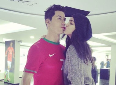 Irina Shayk dam duoi hon... tuong sap Ronaldo hinh anh
