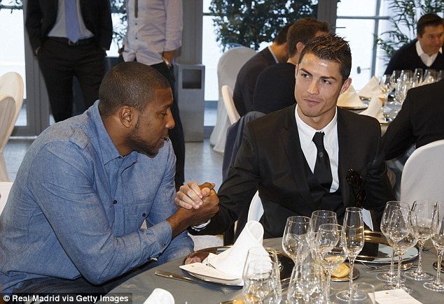 Ronaldo, Bale le bong di du tiec Giang sinh hinh anh