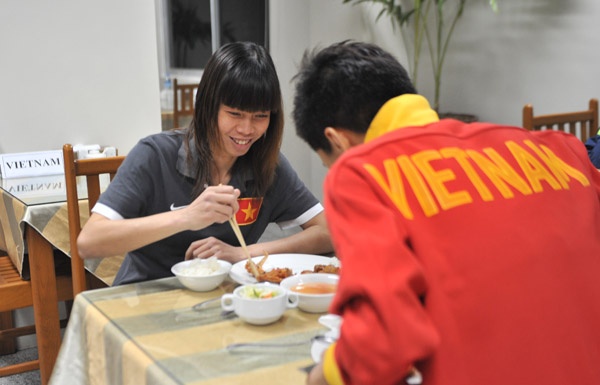 Tuyen nu Viet Nam tu di cho, nau an cho tran ban ket hinh anh