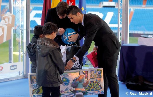 Ronaldo trao qua Giang sinh cho tre em ngheo hinh anh