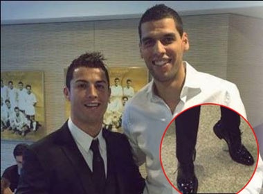 Tu ti ve chieu cao, Ronaldo kieng chan chup anh hinh anh