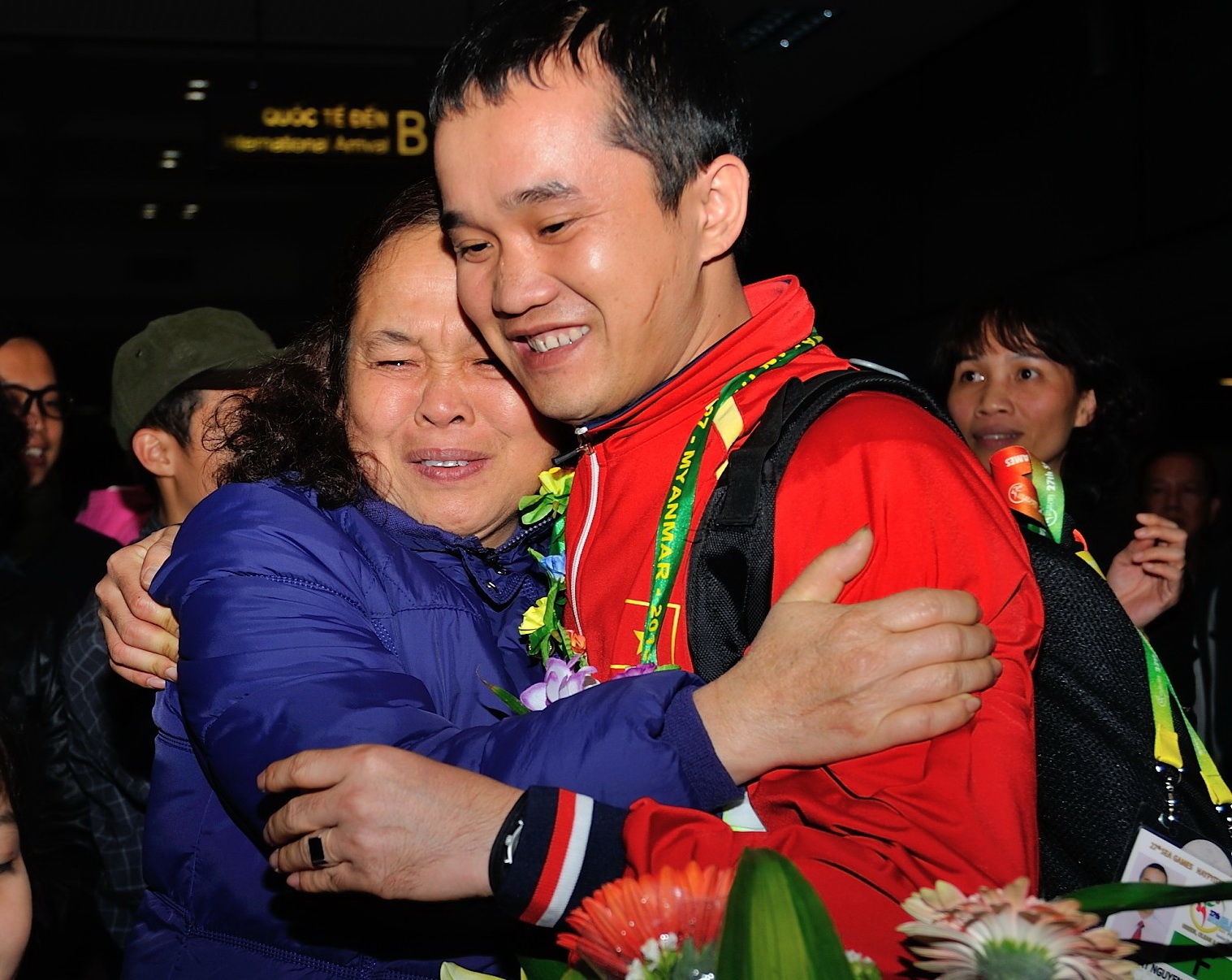 Nguoi me oa khoc don xa thu gianh HCV tro ve hinh anh