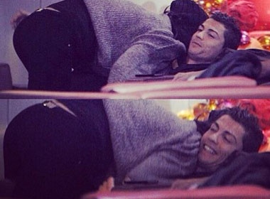 CR7 than nhien om ap Irina truoc mat Pepe hinh anh