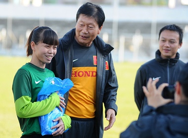 Kieu Trinh vo oa hanh phuc truoc qua sinh nhat som cua thay hinh anh