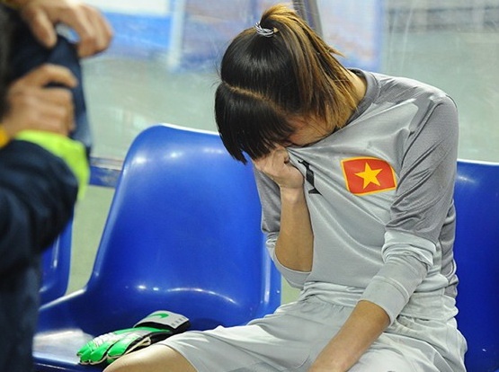 DT nu Viet Nam gui loi xin loi nguoi ham mo hinh anh