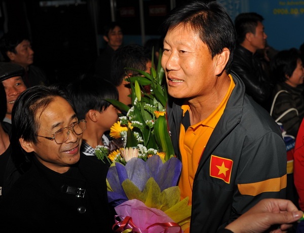 DT nu Viet Nam duoc chao don nong nhiet tai san bay Noi Bai hinh anh