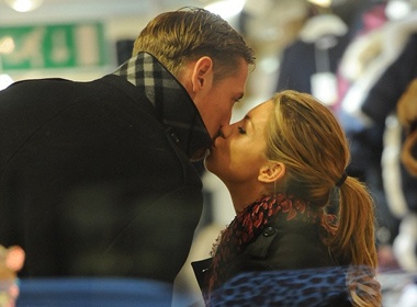 Vo chong Peter Crouch dam duoi hon nhau khi shopping hinh anh