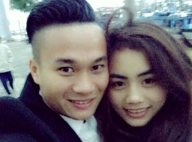 Ronaldo Viet Nam khoe ban gai xinh dep hinh anh