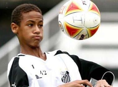 Clip tu cau be coi coc thanh sieu sao the gioi cua Neymar hinh anh