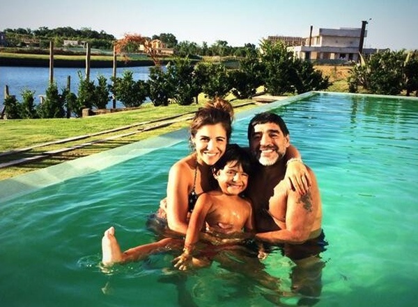 Maradona bay nua vong trai dat de don Giang sinh hinh anh