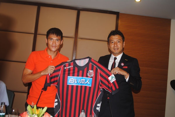 CLB Nhat Ban cap o to, ve si rieng de Cong Vinh sang thi dau hinh anh