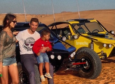 Cha con Ronaldo thu suc lam tay dua sa mac hinh anh