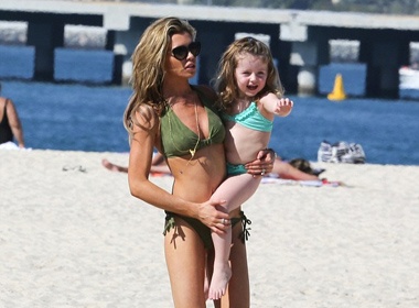 Vo yeu Peter Crouch khoe dang nuot na tai Dubai hinh anh