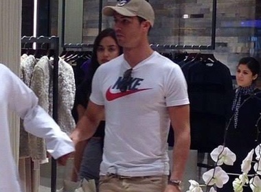 Ronaldo thap tung ban gai di mua sam tai Dubai hinh anh