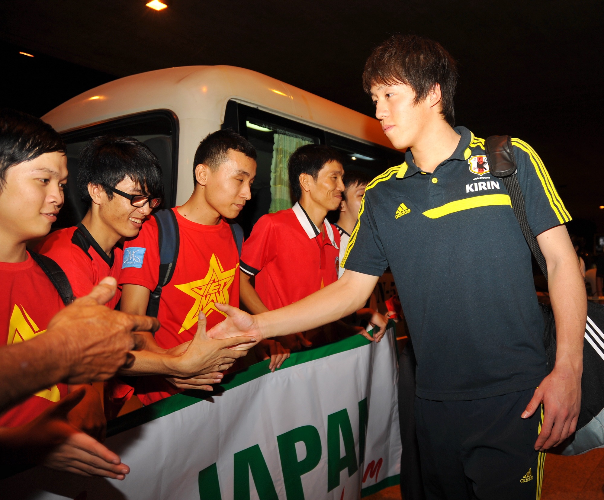 U19 Nhat Ban duoc CDV Viet Nam chao don nong nhiet hinh anh