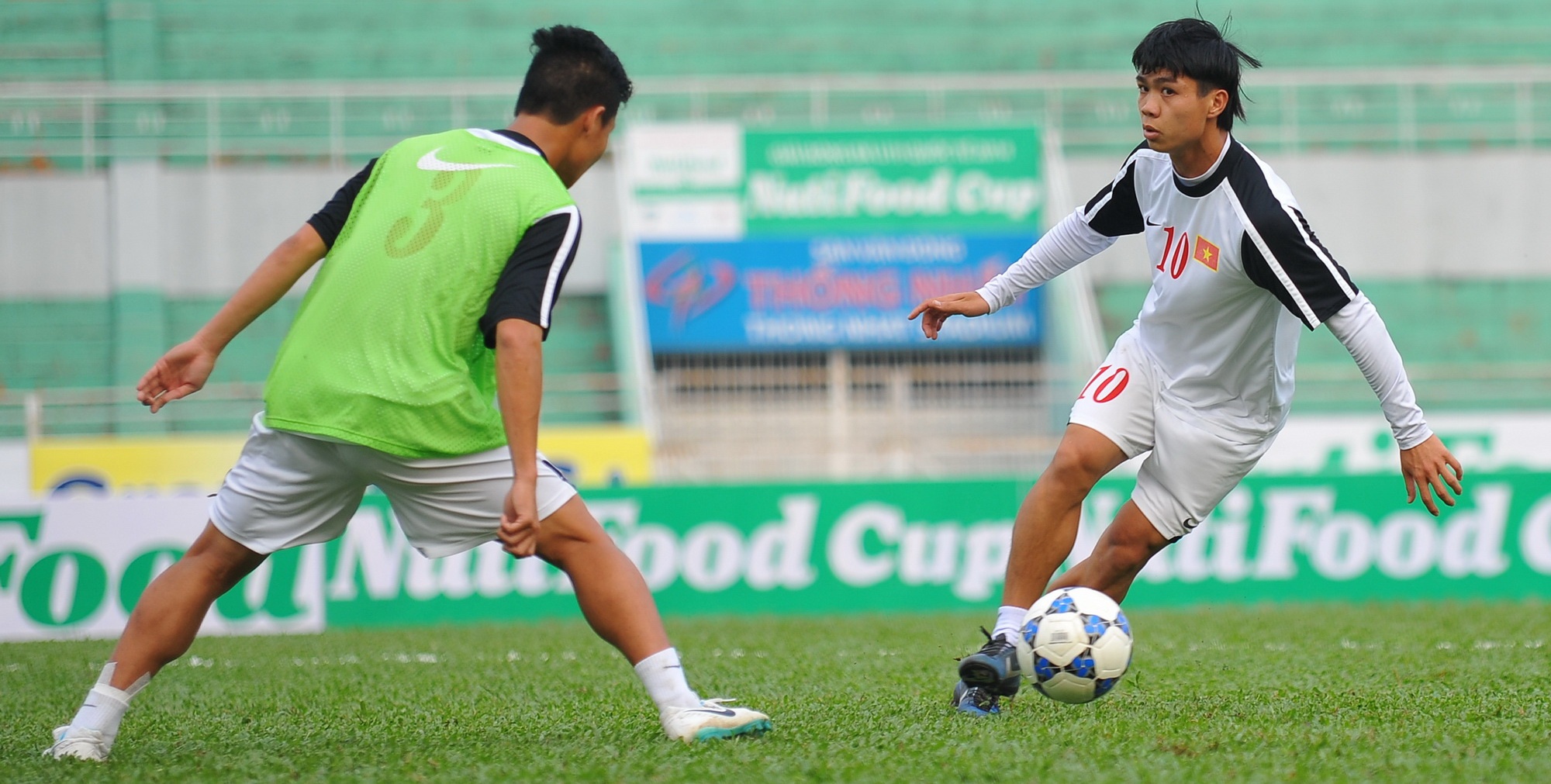 U19 Viet Nam ren the luc truoc tran gap AS Roma hinh anh