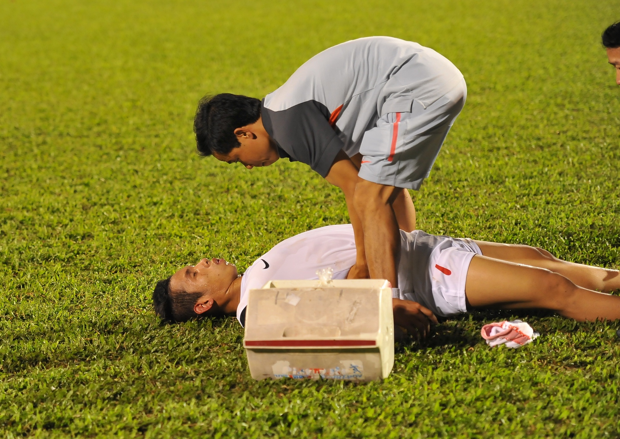 Cau thu U19 Viet Nam duoi suc nam guc tren san hinh anh