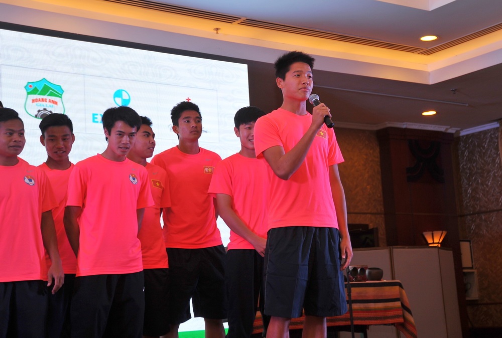 U19 Viet Nam hat 'Hello Vietnam' tang cac cau thu ngoai hinh anh