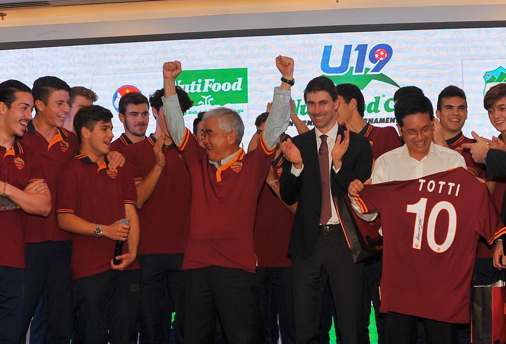 Chu tich VFF hao hung khi duoc tang ao dau cua huyen thoai hinh anh