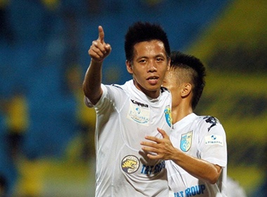 Doi truong U23 Van Quyet an ui dan em U19 hinh anh