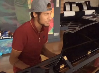Neymar choi piano, guitar nhu nghe si hinh anh