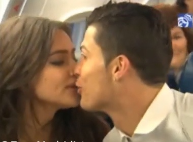 Irina chuc mung Ronaldo bang nu hon chop nhoang hinh anh