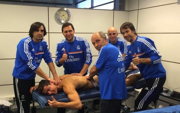 Gianh Qua bong vang, CR7 thuong nong o to cho doi ngu y te hinh anh