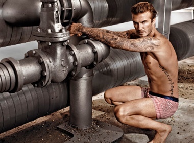 David Beckham ban nude khoe hinh xam doc hinh anh