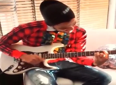 Dani Alves danh dan guitar dieu nghe hinh anh