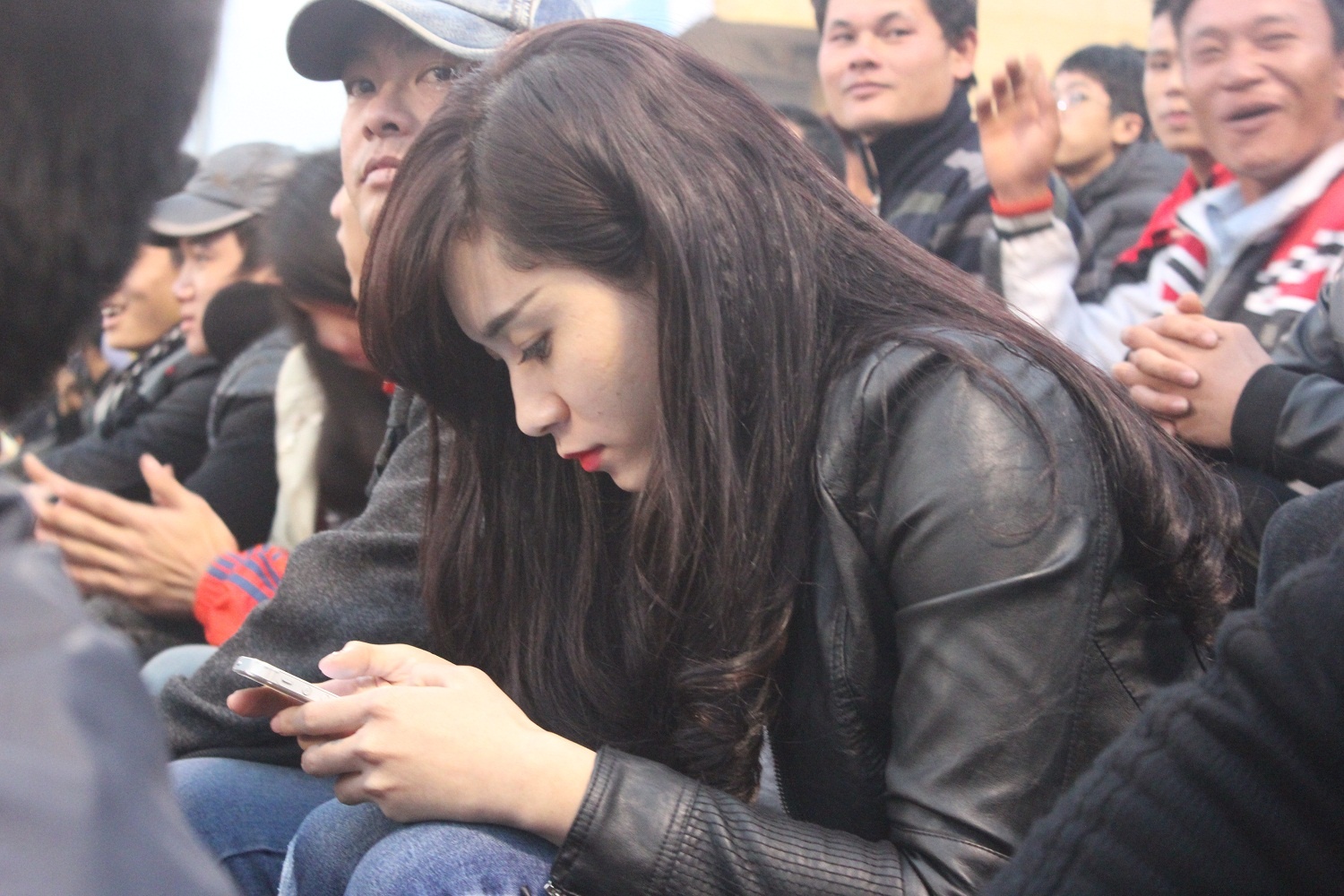 Nhung fan nu co vu het minh cho SLNA hinh anh