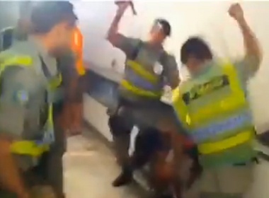 Canh sat Brazil danh hoi dong CDV bong da hinh anh