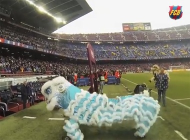 Barca mua lan tren san Nou Camp mung Tet Giap Ngo hinh anh