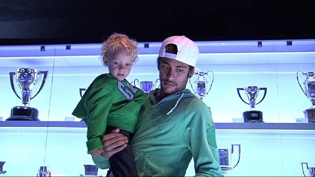 Neymar be con di tham bao tang Barca hinh anh