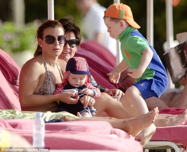 Vo con Rooney tung tang dua nghich voi nang gio Barbados hinh anh