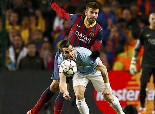 Pique nai ni trong tai khong phat the cau thu Man City hinh anh
