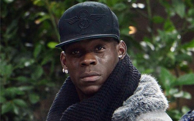 Sieu quay Balotelli bi to hanh hung phong vien hinh anh