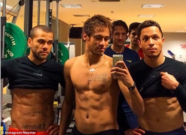 Neymar coi ao do bung voi Alves va Adriano hinh anh