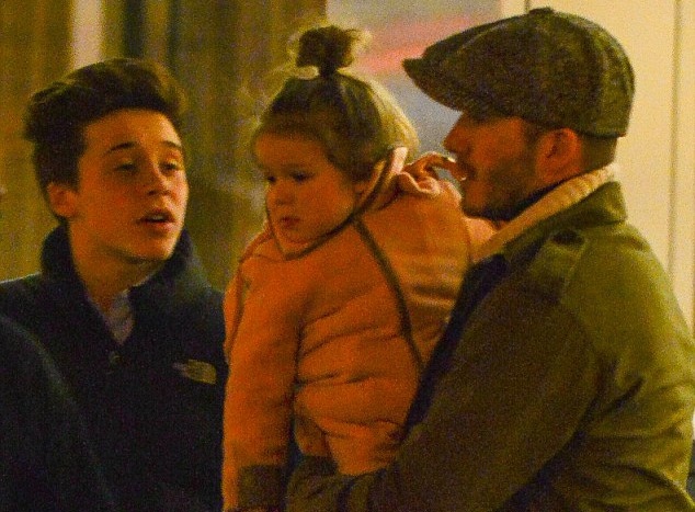 Vang vo, Beckham mot minh be con di an dem hinh anh