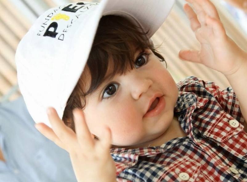 Con trai Pique ngo nghinh cung me ve que lam tu thien hinh anh