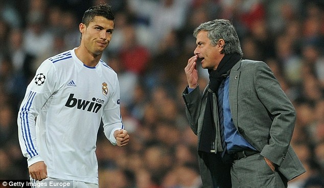 Mourinho che Ronaldo dieu da qua muc hinh anh