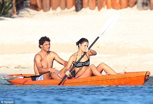 Nadal va ban gai quan quit tren bien Mexico hinh anh