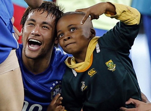 Neymar be fan nhi vao san an mung chien thang hinh anh