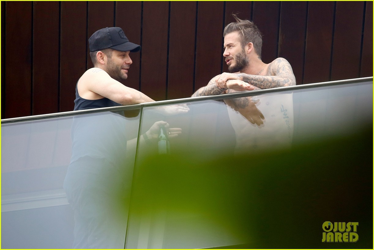 Beckham khoe hinh xam o Brazil hinh anh